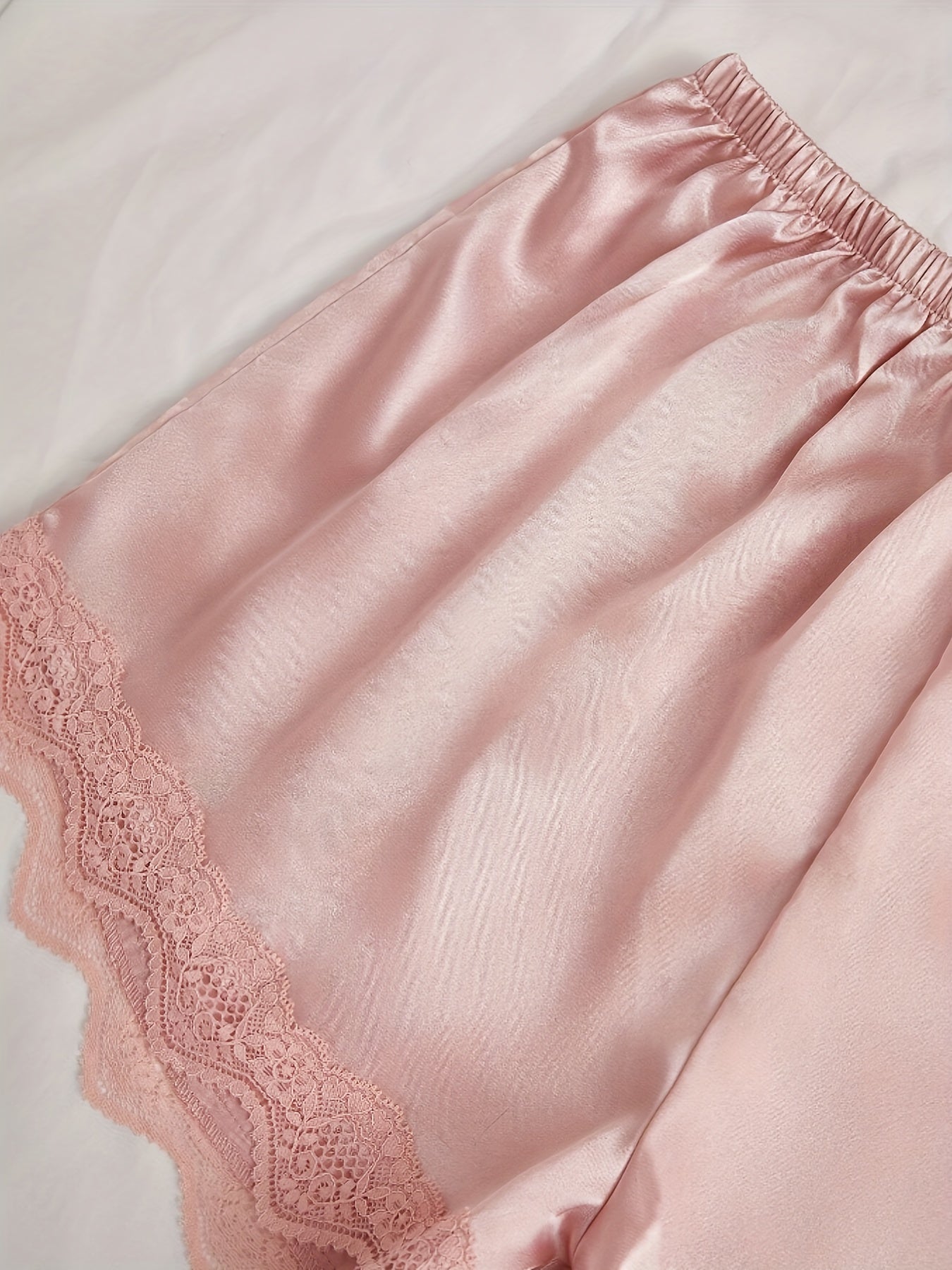 Vellure | Edles Satin-Pyjama-Set mit zartem Spitzenbesatz für Damen