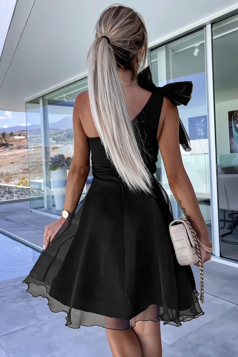 Xalina | Schwarzes Tüll-Skaterkleid mit Schleife und einem Schulter-Design