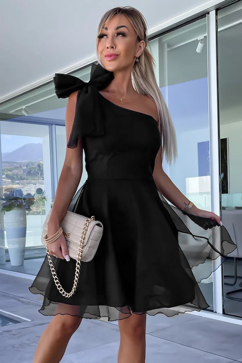Xalina | Schwarzes Tüll-Skaterkleid mit Schleife und einem Schulter-Design