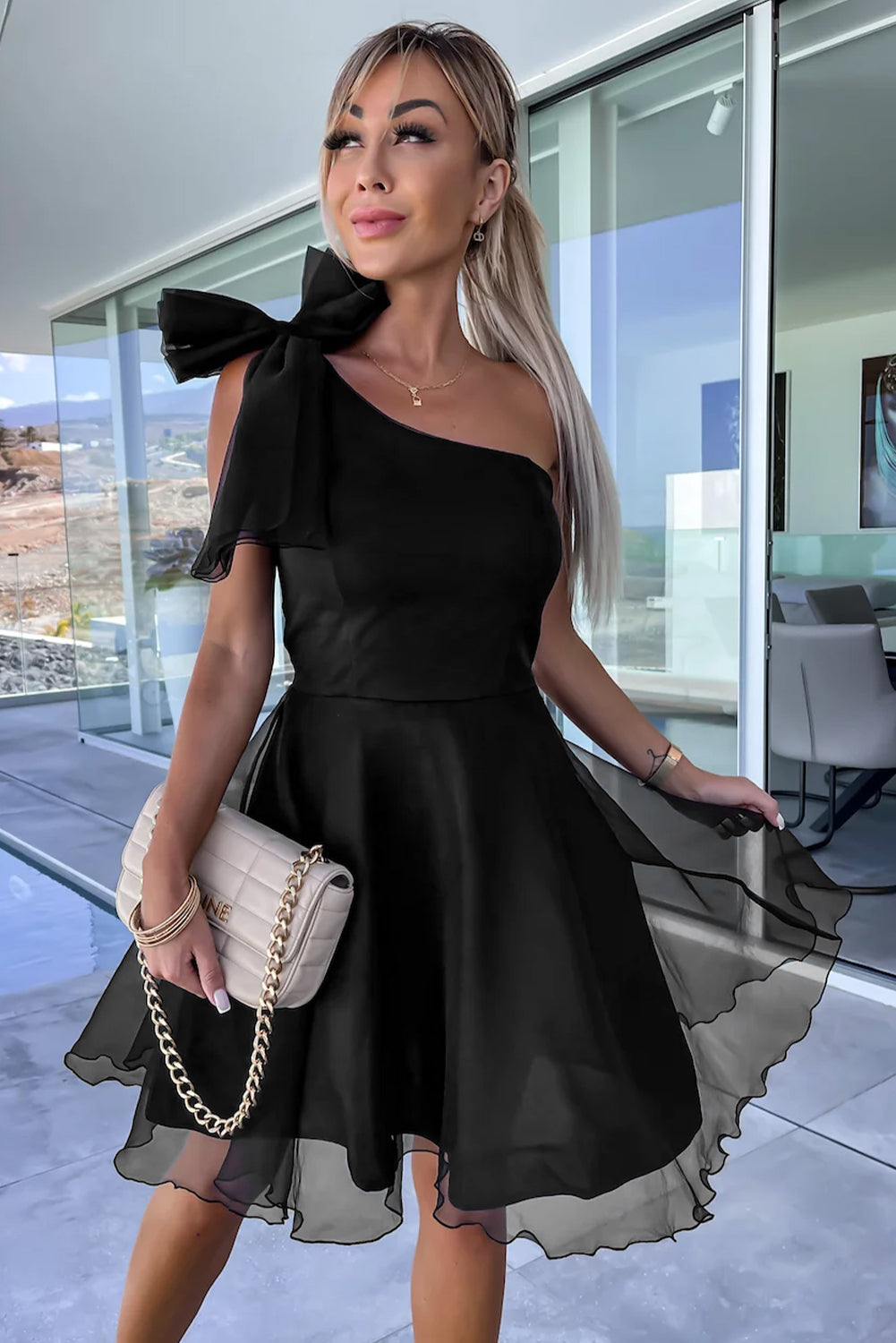 Xalina | Schwarzes Tüll-Skaterkleid mit Schleife und einem Schulter-Design