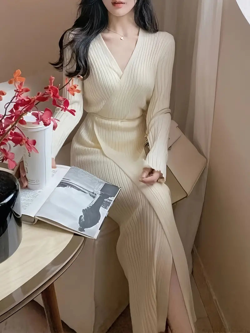 Silvéra | Elegantes langärmliges Strick-Bleistiftkleid mit stilvollem Überwurfkragen