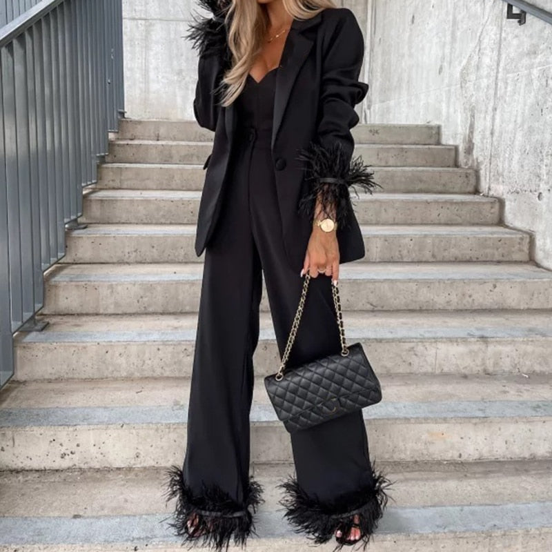 Trendura | Eleganter Anzug mit Federn für einen glamourösen Look