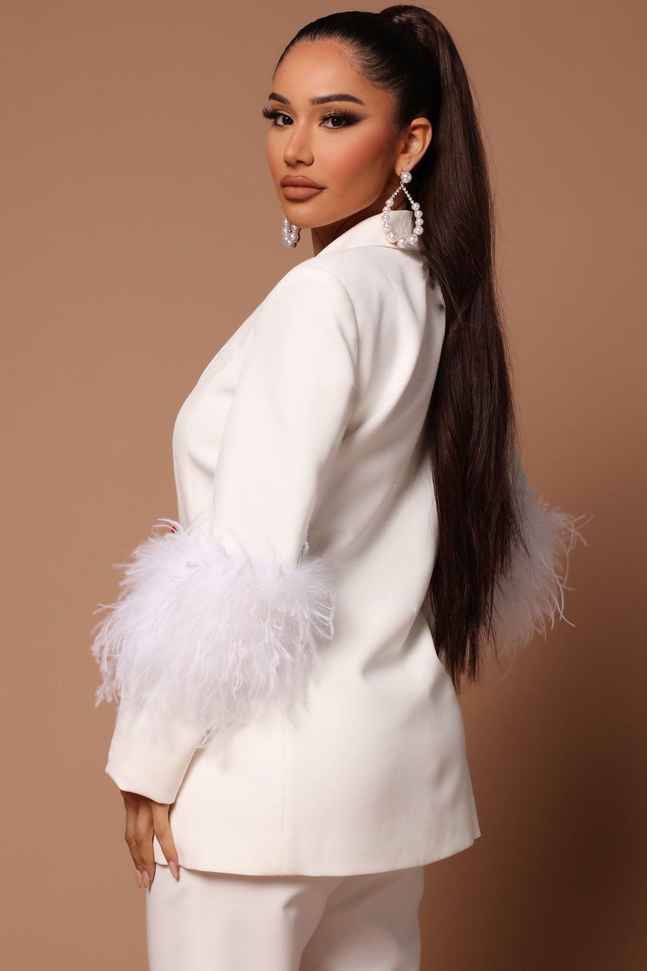 luxe | Eleganter Anzug mit Federn für einen luxuriösen Look