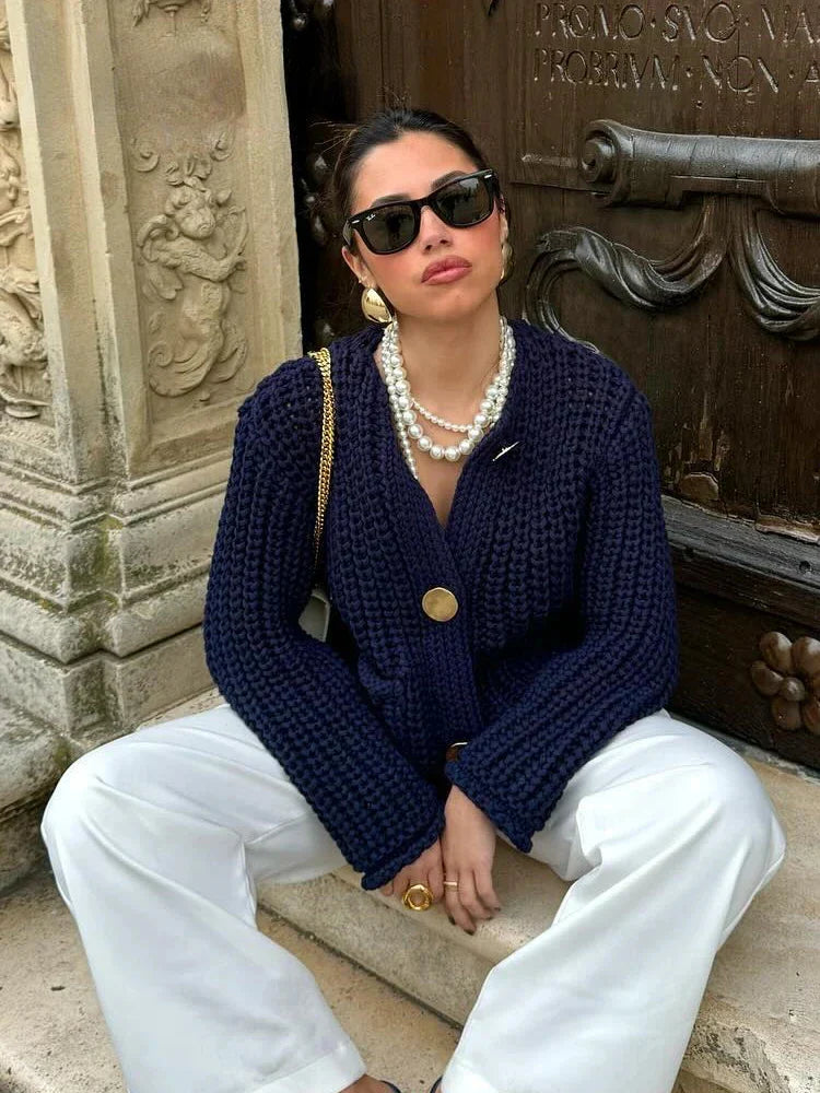 Solace | Marineblaue Damen Strickjacke mit V-Ausschnitt, Knöpfen und Taschen