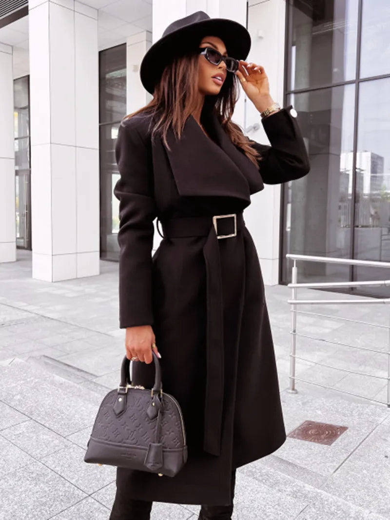 City Sleek | Eleganter Damen-Trenchcoat mit Umlegekragen und Gürtel.