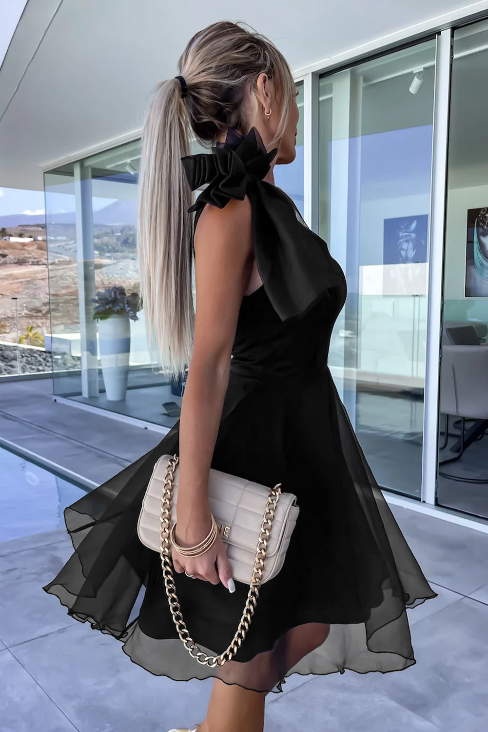 Xalina | Schwarzes Tüll-Skaterkleid mit Schleife und einem Schulter-Design
