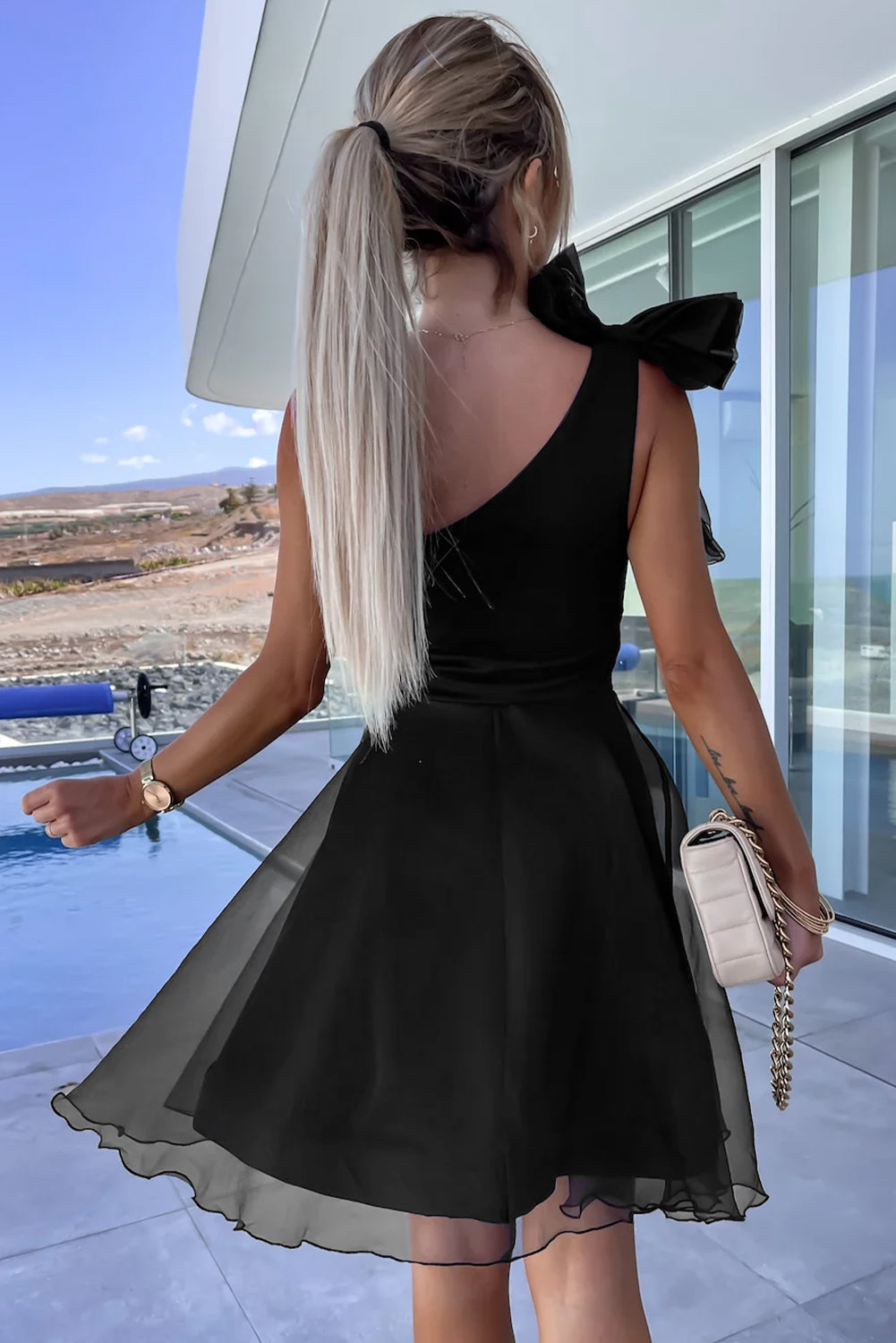 Xalina | Schwarzes Tüll-Skaterkleid mit Schleife und einem Schulter-Design