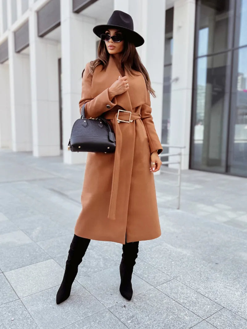 City Sleek | Eleganter Damen-Trenchcoat mit Umlegekragen und Gürtel.