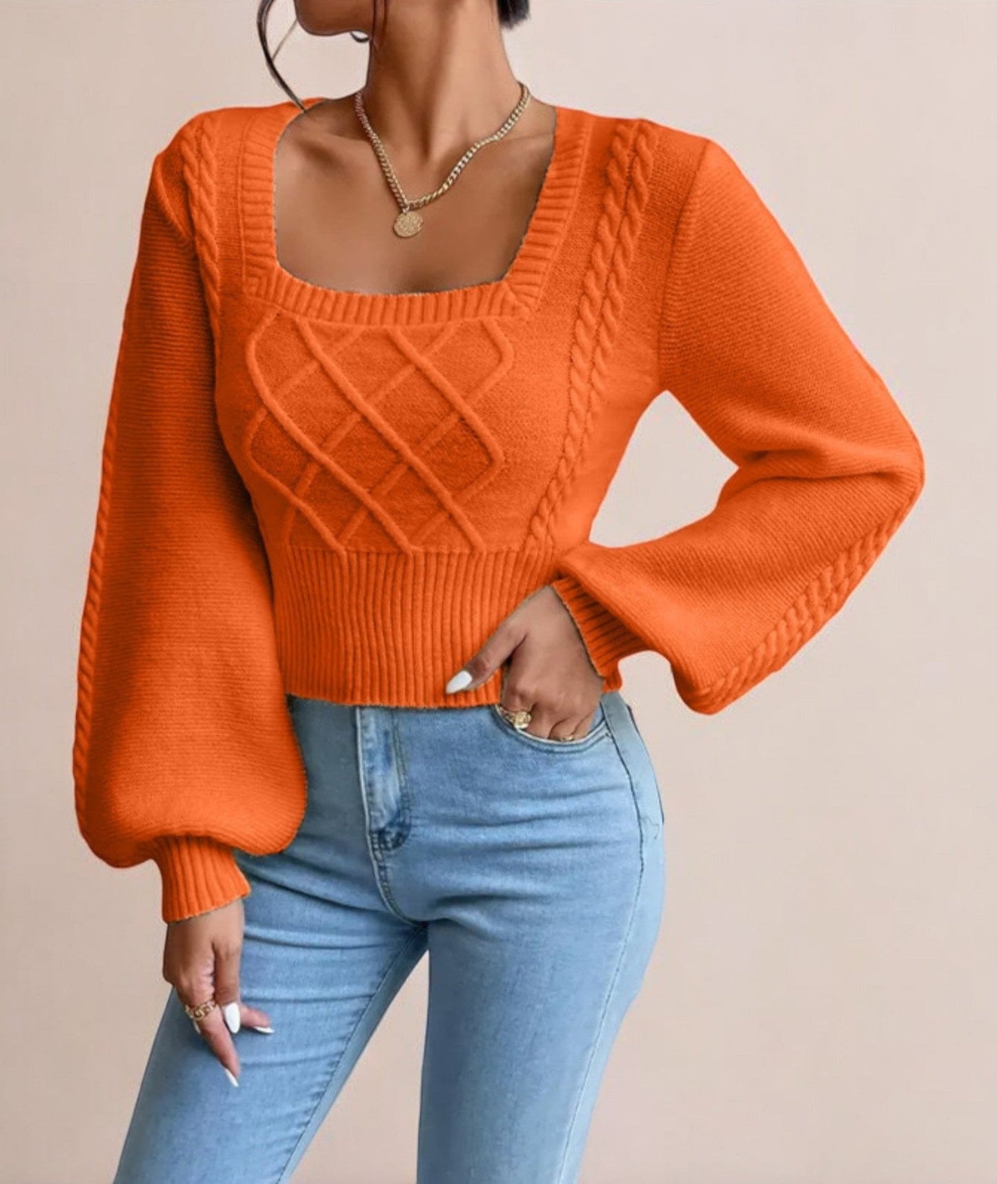 Square Chic™ | Aprikosenfarbener Pullover mit eckigem Kragen