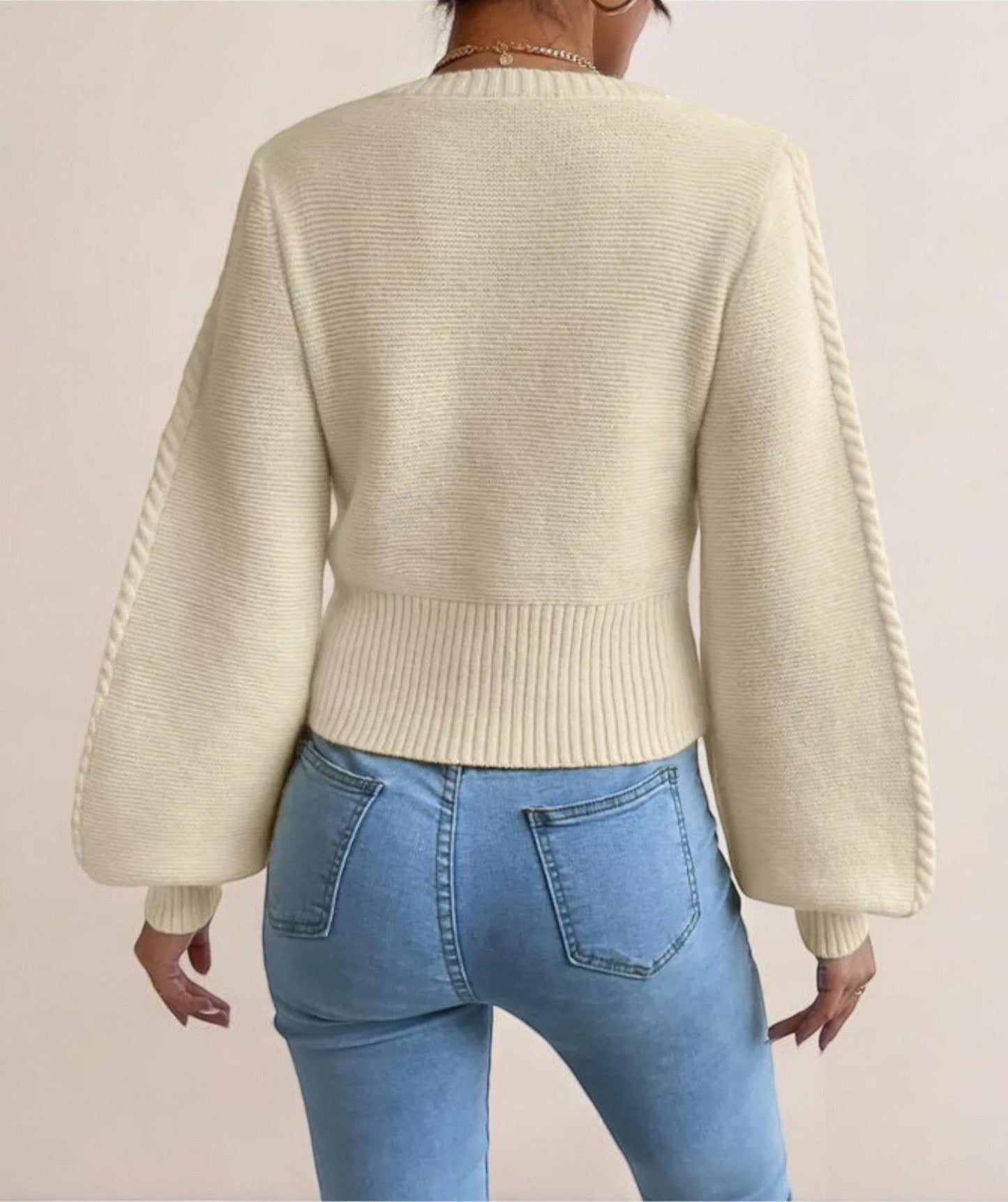 Square Chic™ | Aprikosenfarbener Pullover mit eckigem Kragen