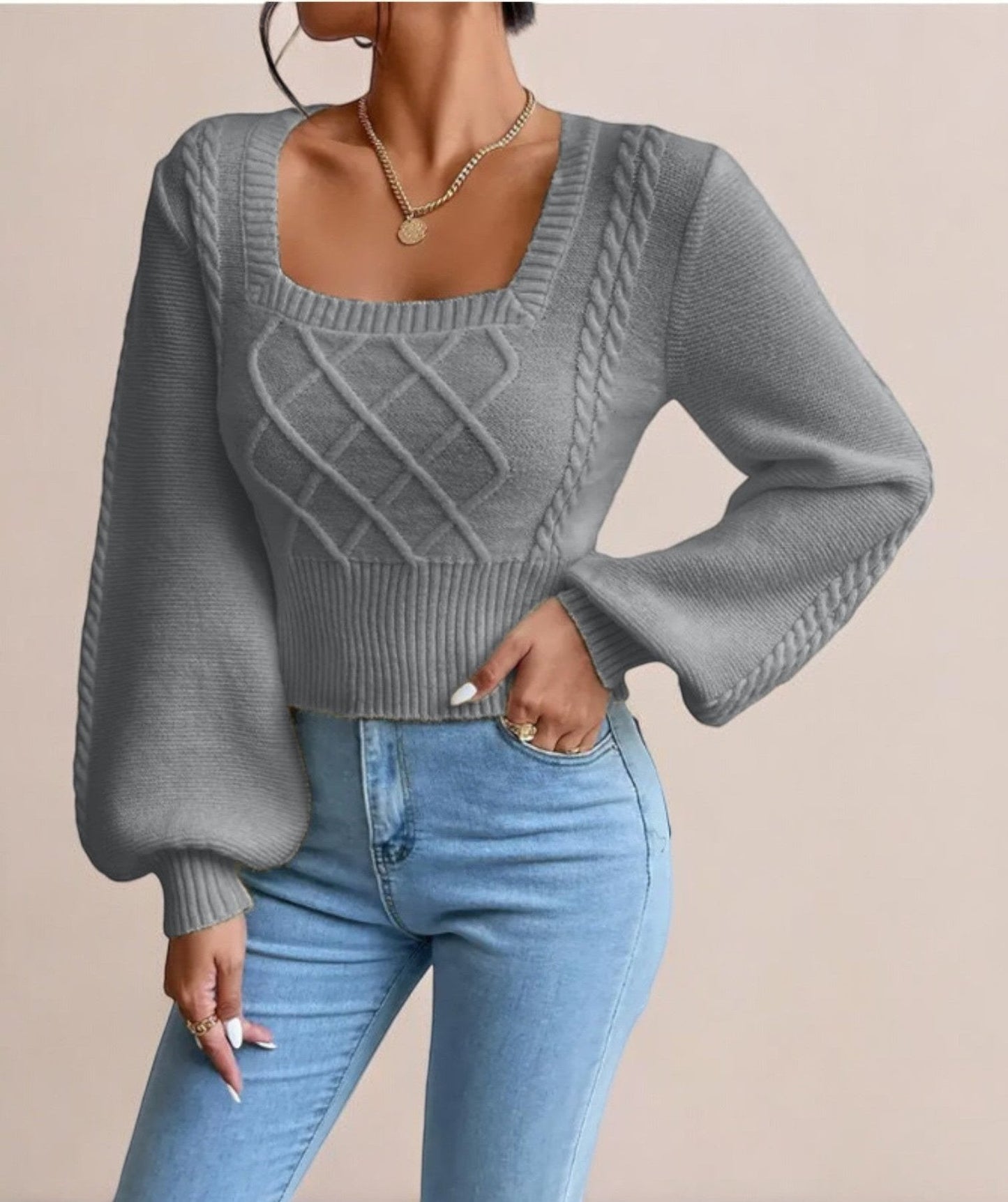 Square Chic™ | Aprikosenfarbener Pullover mit eckigem Kragen