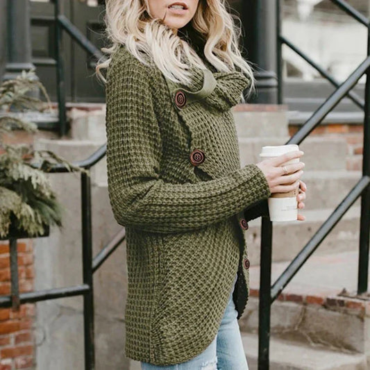 LunaStyle | Moderner asymmetrischer Rollkragenpullover mit stilvollen Knopfdetails