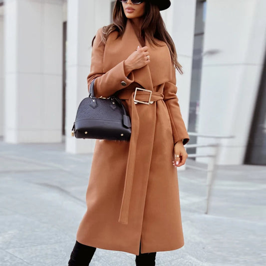 City Sleek | Eleganter Damen-Trenchcoat mit Umlegekragen und Gürtel.