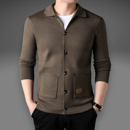 Solace | Zeitlose braune Strickjacke für Männer